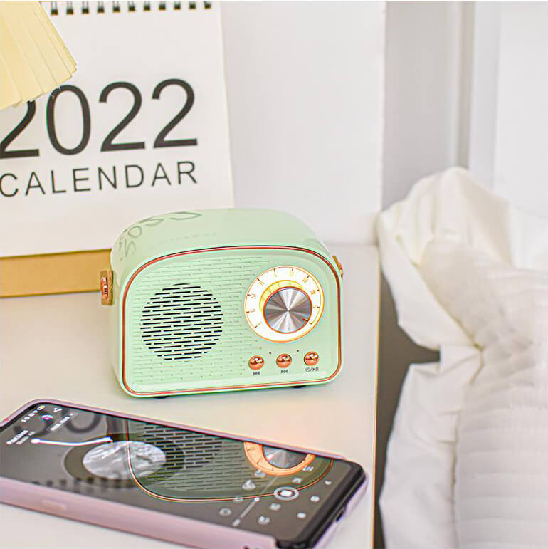 RetroRound Compact Bluetooth Speaker with Vintage Design and Clear Sound 3
